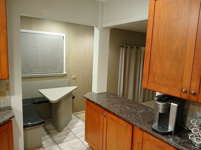 28164 Kendallwood Dr, Farmington Hills, MI 48334 - bathroom featuring tasteful backsplash
