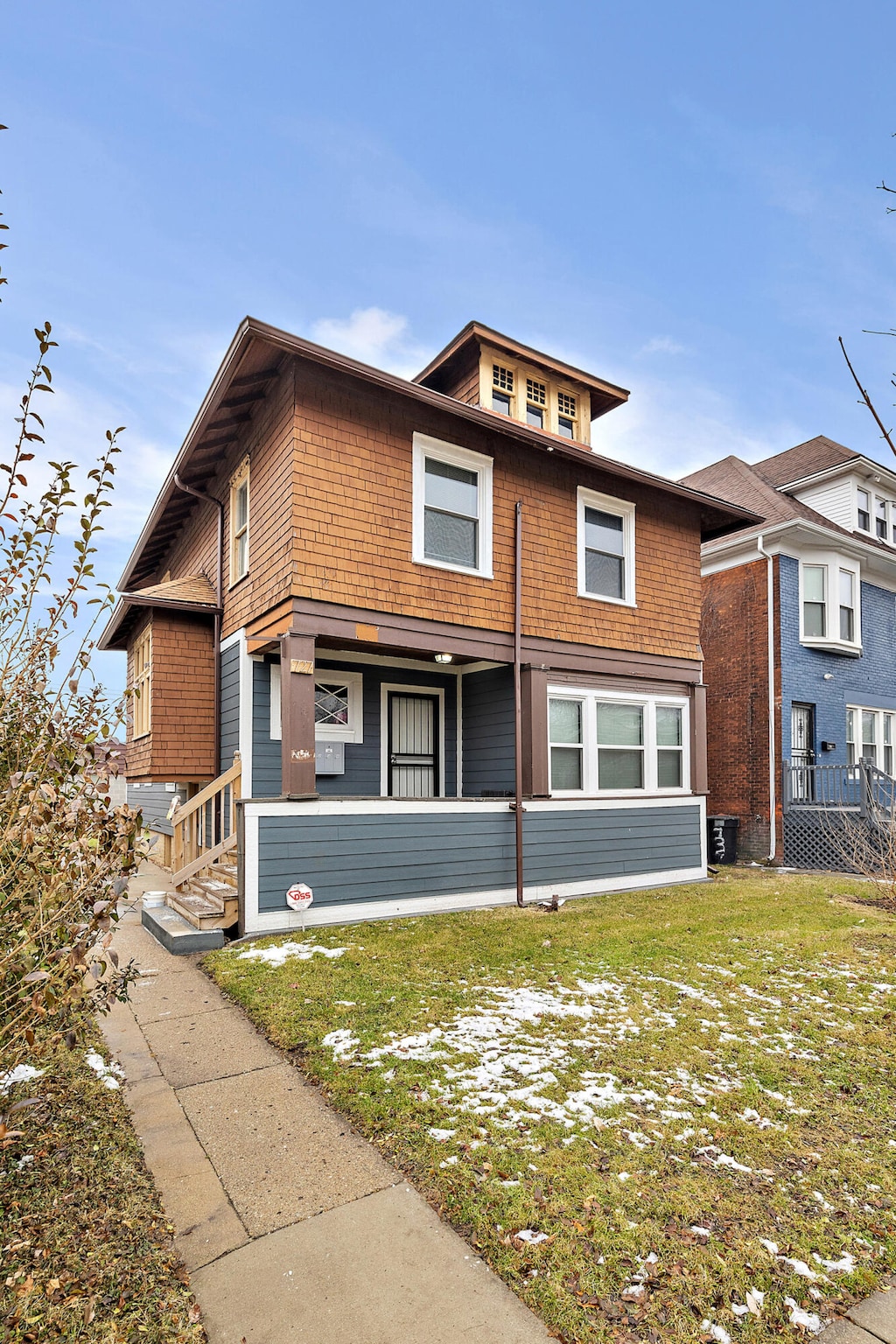 view of front of home with a front lawn