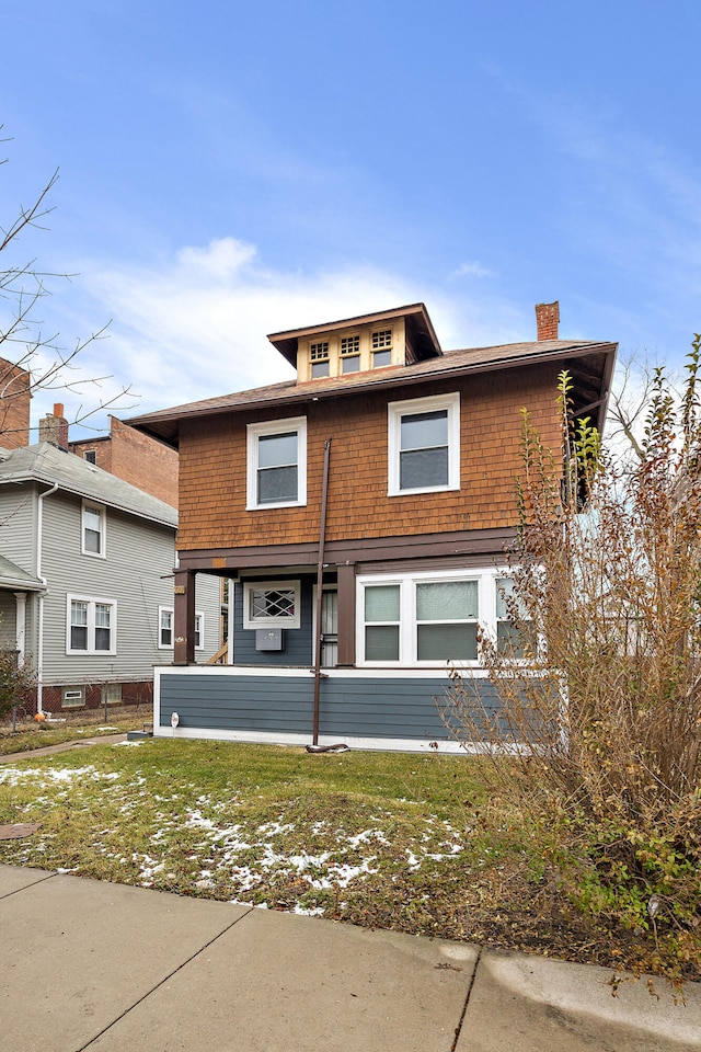 view of front of home featuring a front lawn