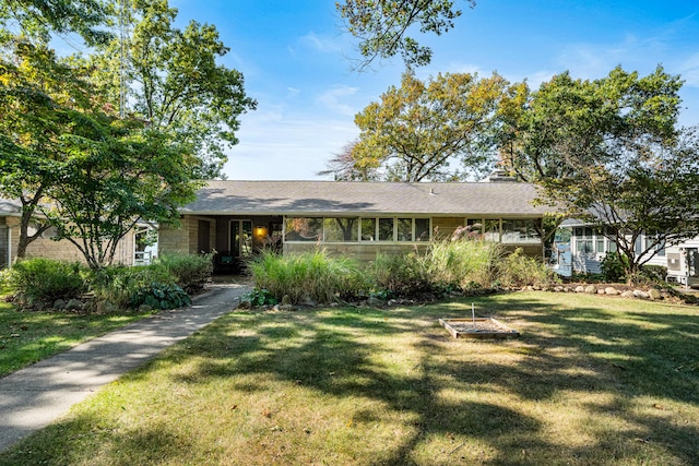 view of front of home featuring a front yard