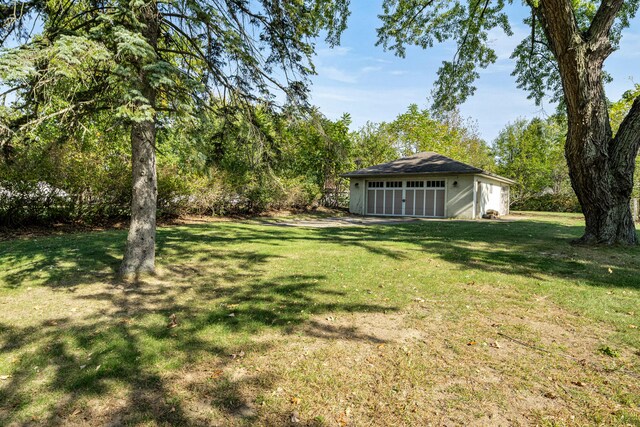 view of yard featuring an outbuilding and a garage