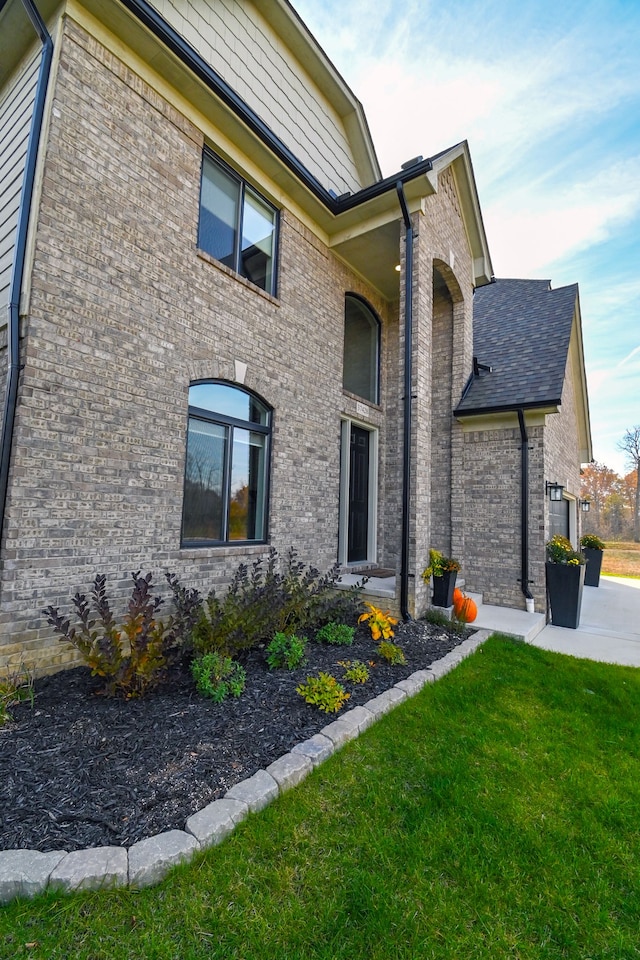 view of front of house featuring a front yard