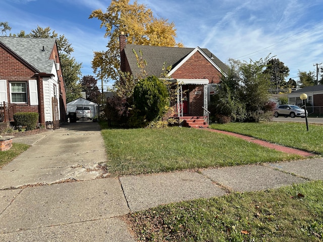 view of front of property featuring a front yard