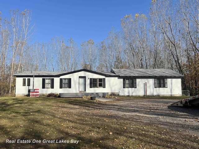 view of front of home featuring a front lawn