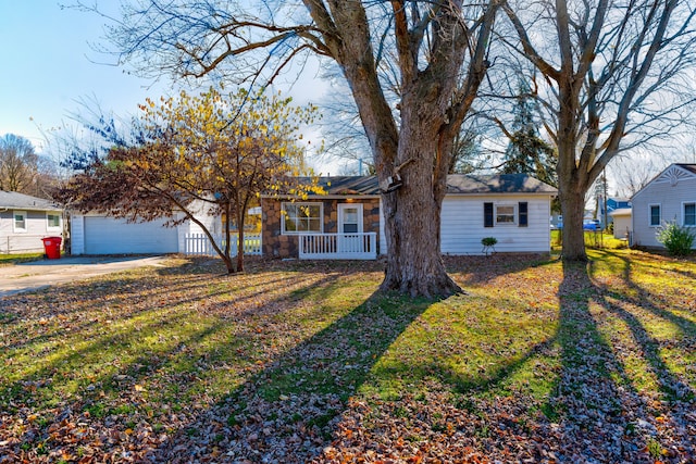 view of front of home featuring a front lawn and a garage