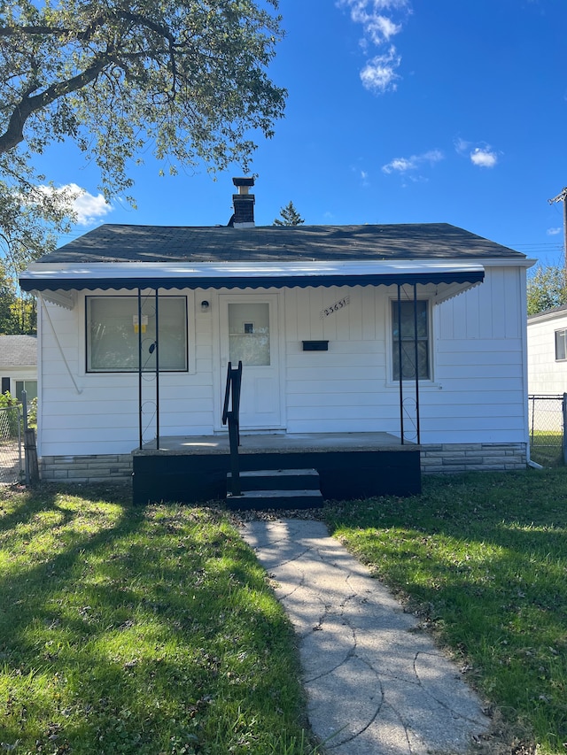 view of front of home with covered porch and a front yard