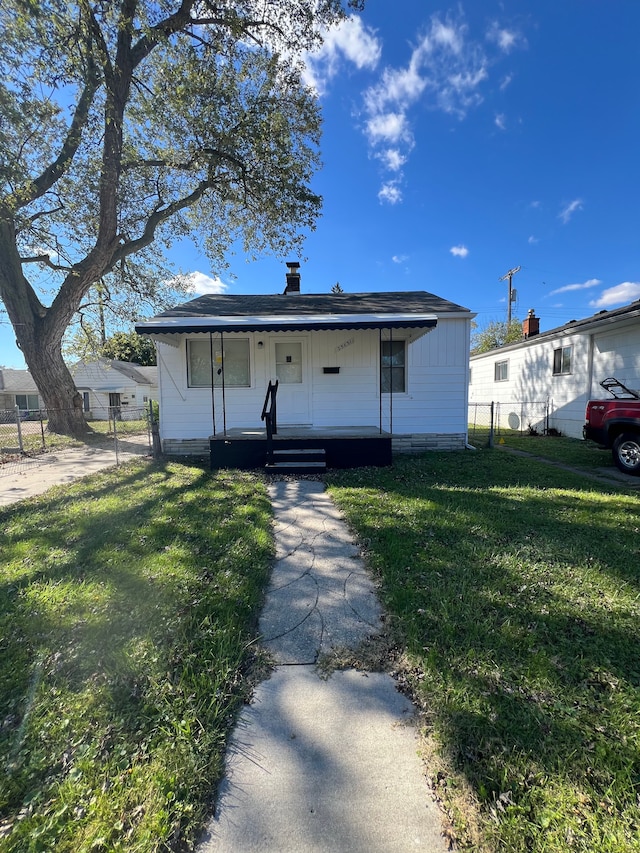 view of front facade featuring a porch and a front yard