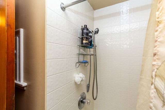 bathroom with shower / tub combo