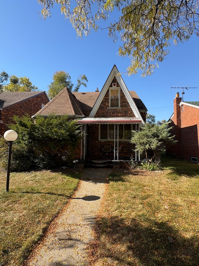 view of front of property featuring a front yard