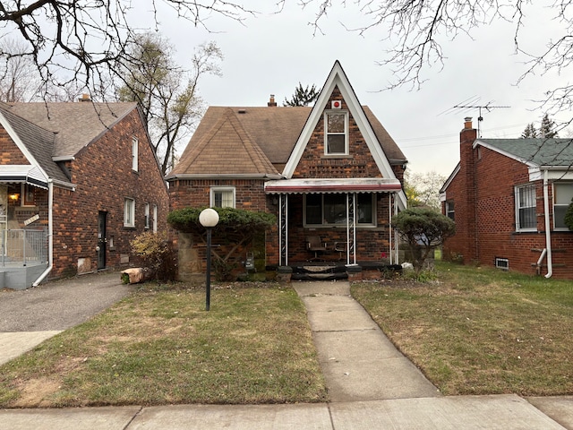 view of front facade featuring a front lawn and covered porch