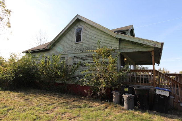 view of side of property featuring a lawn