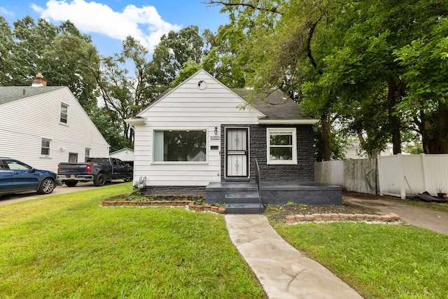 bungalow featuring a front lawn