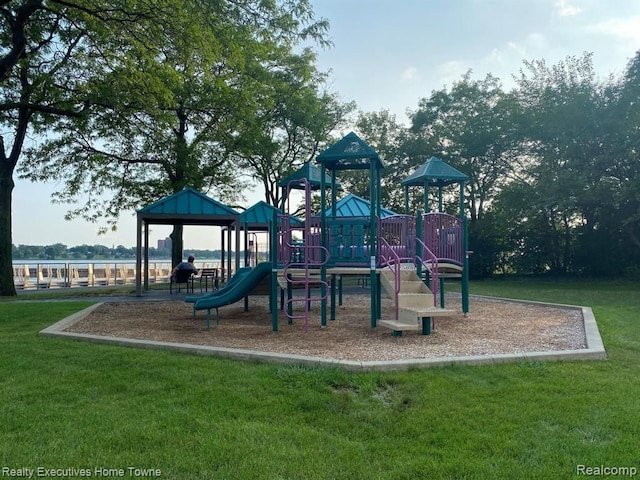 1001 W Jefferson Ave Unit 2E, Detroit, MI 48226 - communal playground featuring a lawn