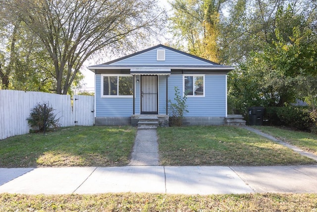 bungalow featuring a front lawn