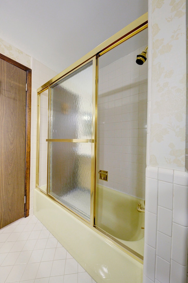 bathroom featuring enclosed tub / shower combo