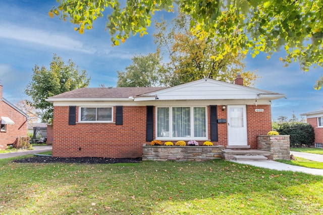 view of front facade with a front lawn