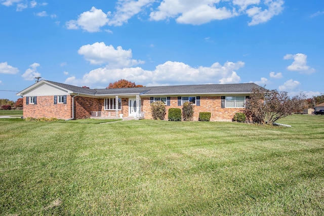 ranch-style house featuring a front yard