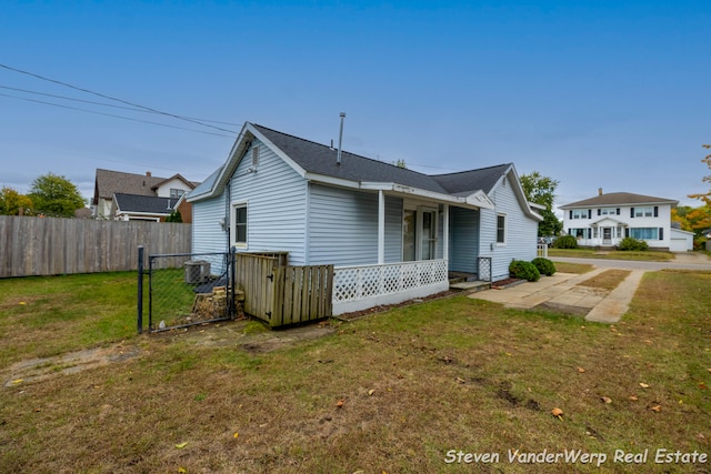 view of front of home featuring a front lawn