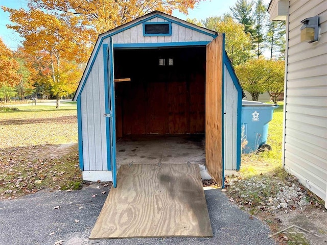 view of outbuilding