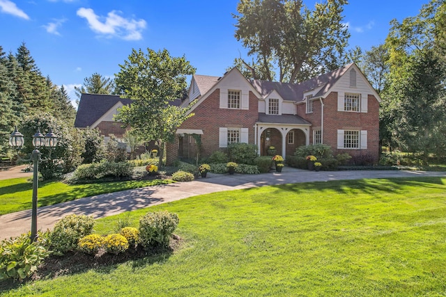 view of front facade featuring a front lawn