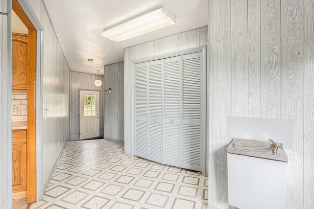 foyer featuring light tile patterned floors