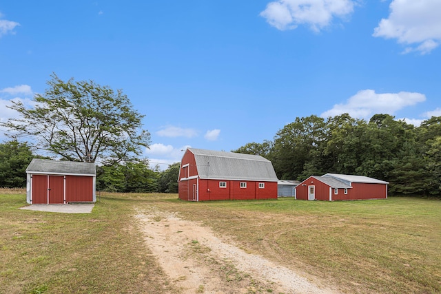 view of yard with an outbuilding