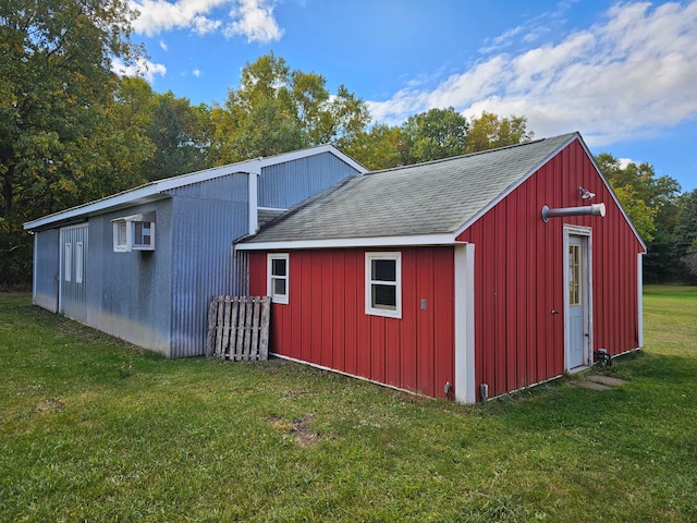 view of outdoor structure featuring a yard