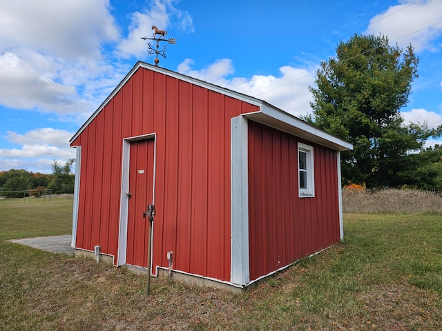 view of outbuilding with a yard