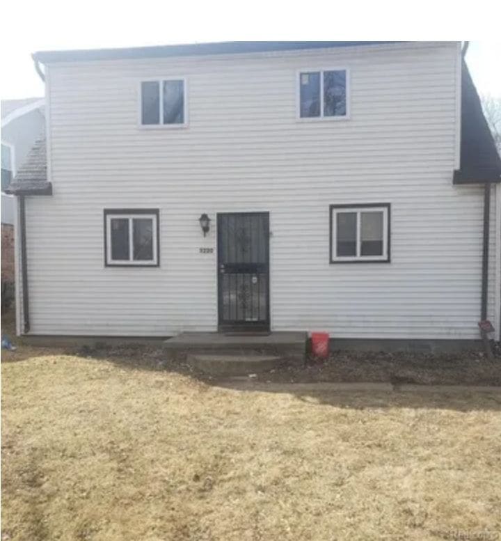 back of house featuring a yard