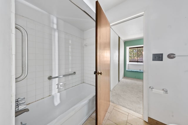 bathroom featuring tiled shower / bath