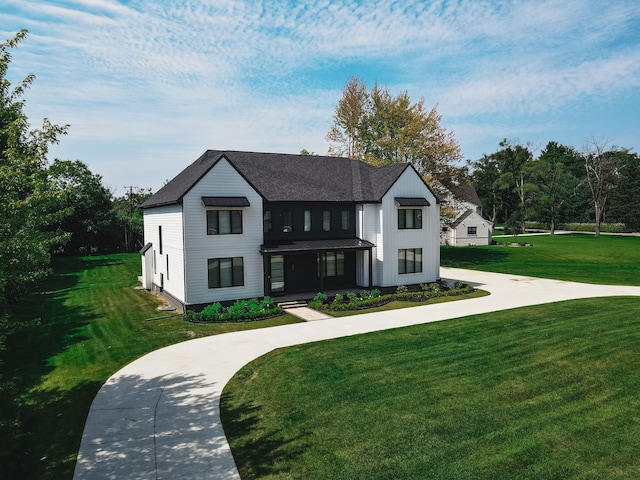 view of front of house featuring a front lawn