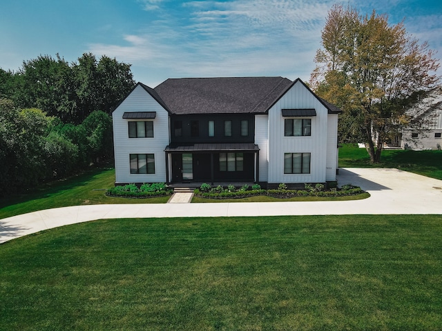 view of front of house featuring a front yard