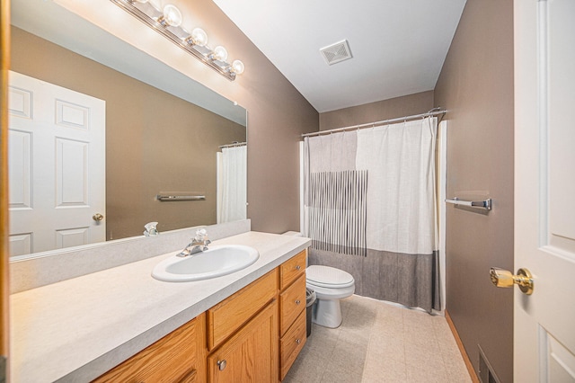 bathroom with a shower with shower curtain, vanity, and toilet