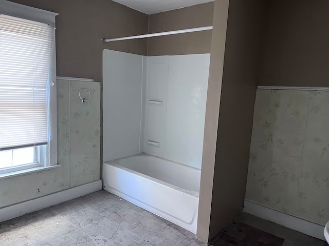 bathroom with bathtub / shower combination