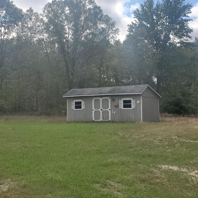 view of outdoor structure featuring a yard