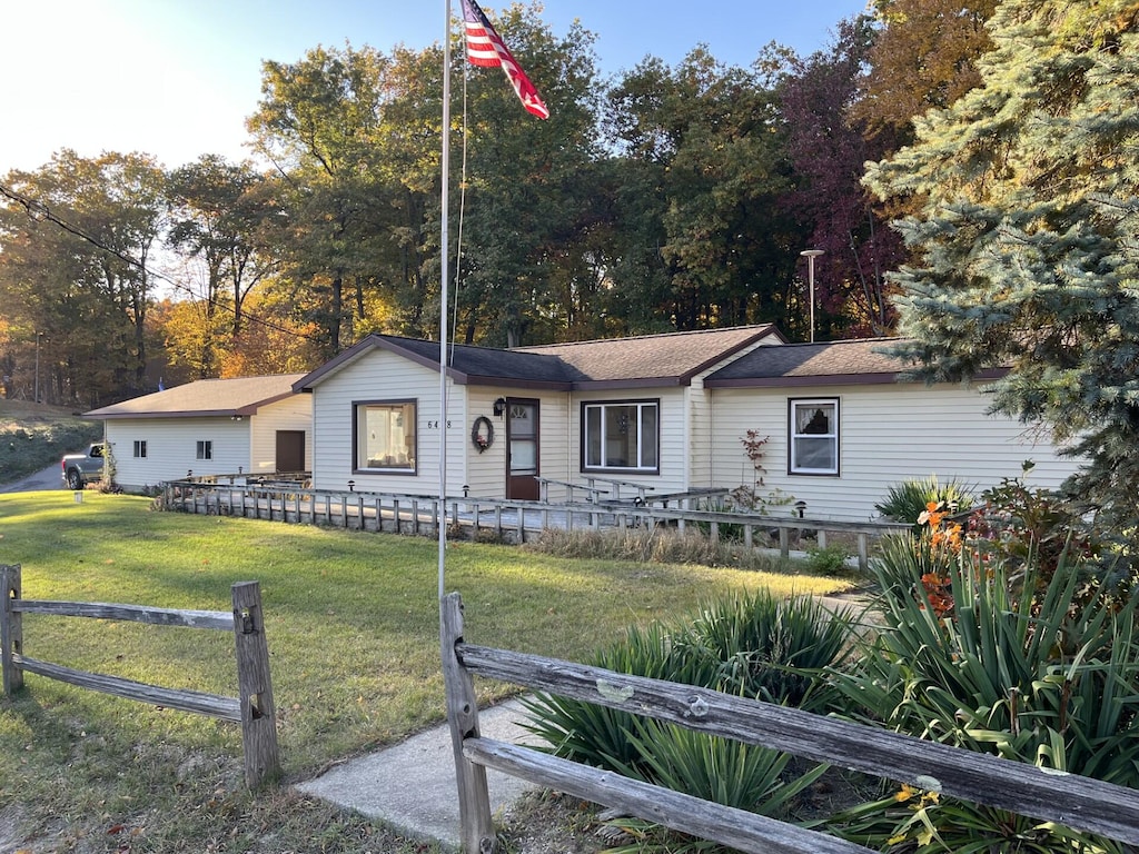 view of front of home with a front lawn