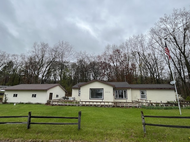 manufactured / mobile home featuring view of scattered trees