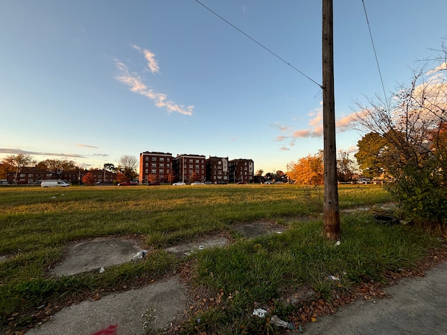 view of yard at dusk