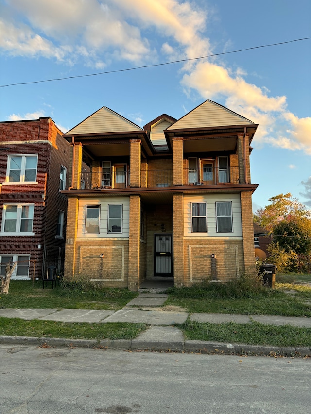 view of front of house with a balcony