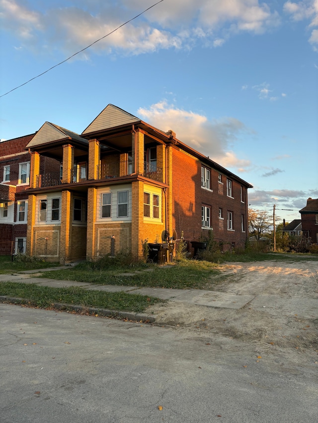 view of front of home featuring a balcony