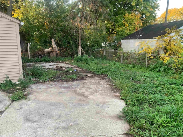 view of yard featuring a patio area