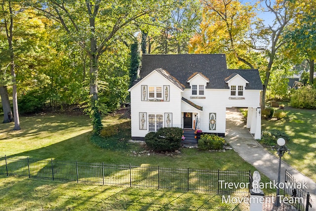 view of front of property featuring a front yard