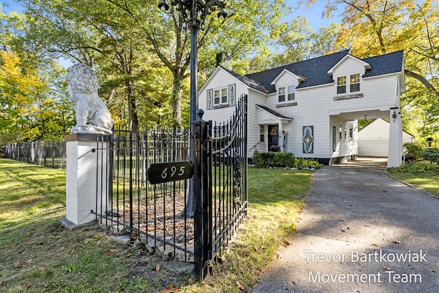 view of front of property featuring a front yard