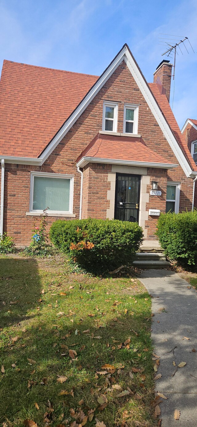 view of front of house featuring a front lawn