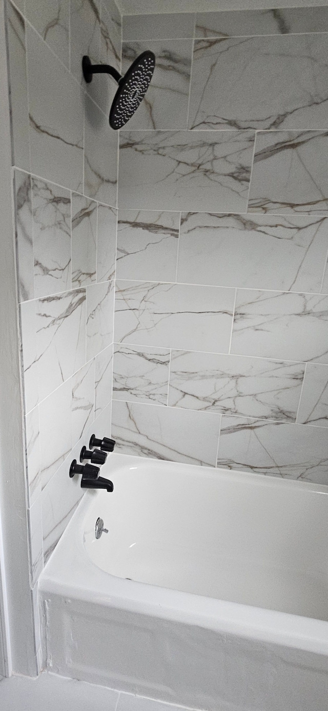 bathroom featuring tiled shower / bath