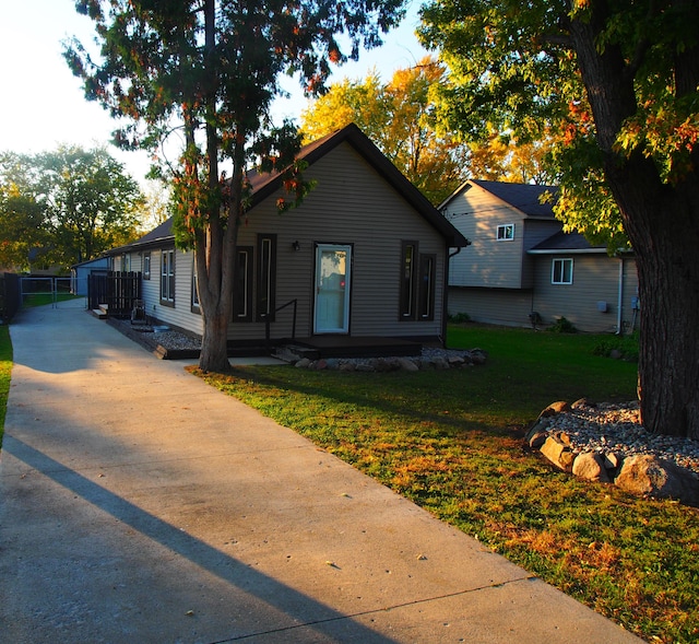 view of front facade featuring a front lawn