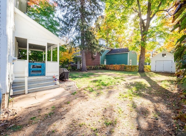 view of yard featuring a storage shed