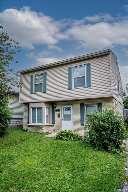 view of front of property with a front yard