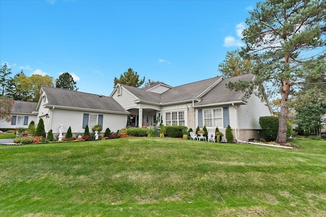 view of front of property featuring a front yard