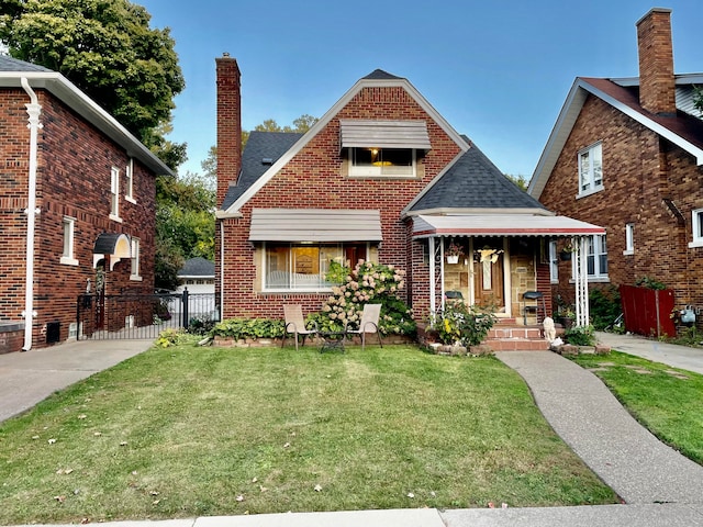 view of front of property featuring a front yard